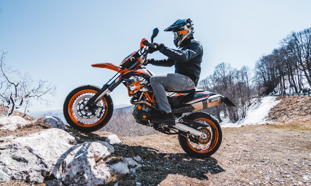 Czy warto wyposażyć się w gmole motocyklowe