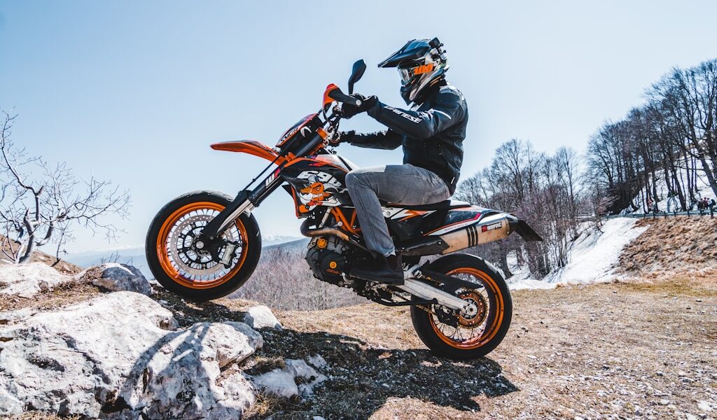 Czy warto wyposażyć się w gmole motocyklowe