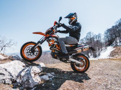 Czy warto wyposażyć się w gmole motocyklowe