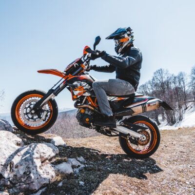 Czy warto wyposażyć się w gmole motocyklowe