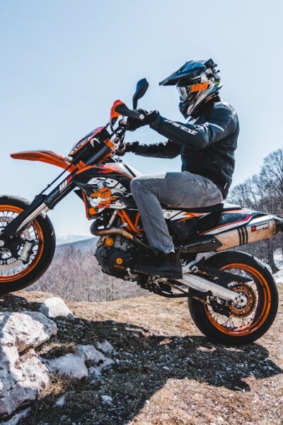 Czy warto wyposażyć się w gmole motocyklowe